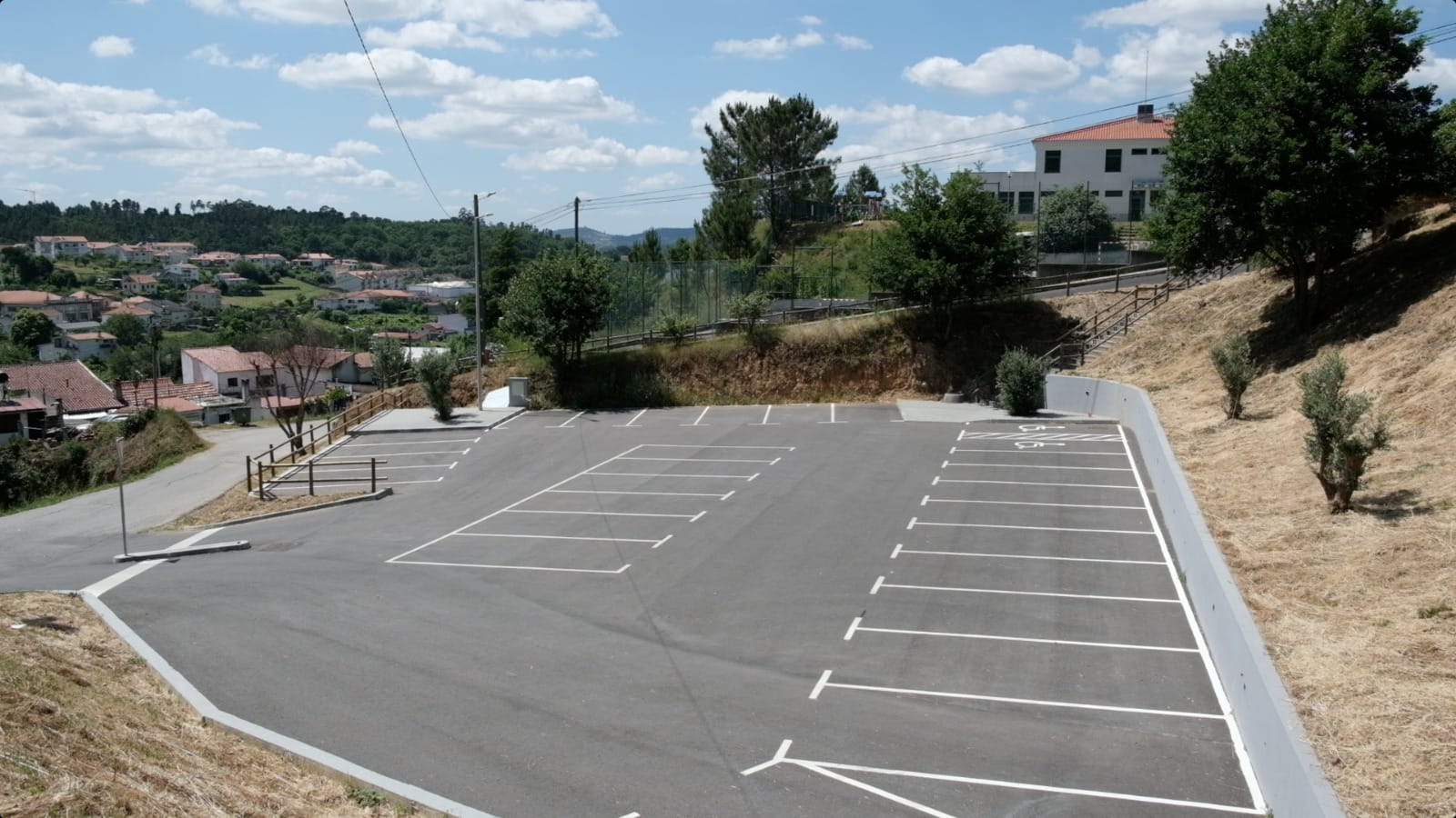 Estacionamento Na Eb1 De Arganil Requalificado