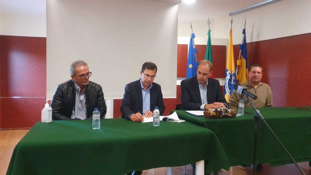 Luís Paulo Costa, presidente CM Arganil, assina acordo de parceria (ao centro)