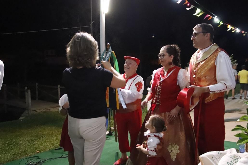 Colocação Da Fita Personalizada No Porta Estandartes