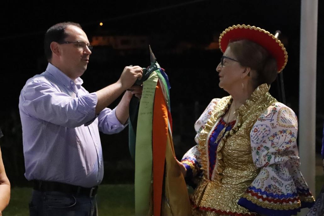 Colocação Da Fita Personalizada No Porta Estandartes (2)