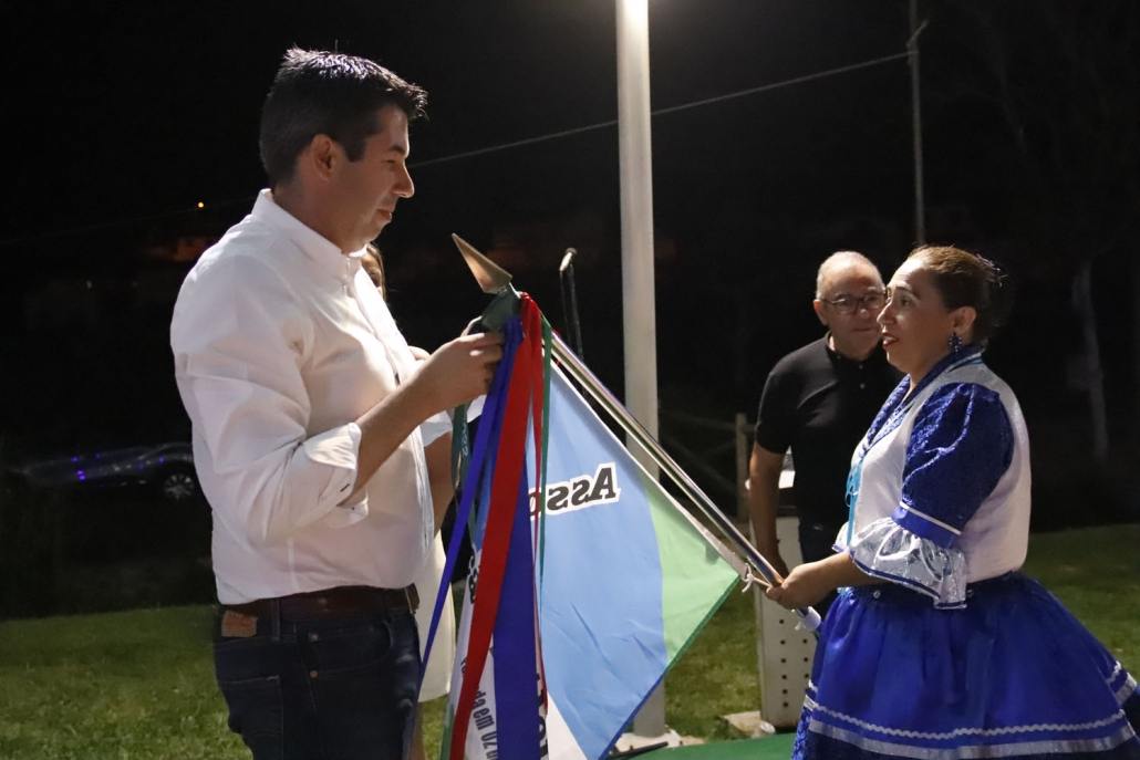 Colocação Da Fita Personalizada No Porta Estandartes (3)